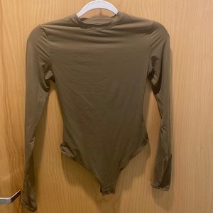NWOT SKIMS FITS EVERYBODY LONG SLEEVE CREW NECK BODYSUIT | OXIDE